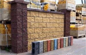 Строительство тяжёлого забора из декоративных бетонных блоков (демлер, бессер, рваный камень. блок колотый). Кладка блоков. Видеоинструкция.