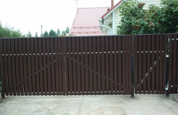 Строим забор из металлического штакетника своими руками.