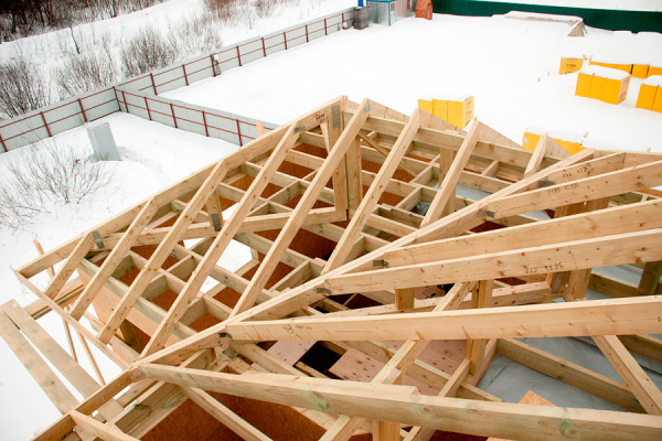 Мы опубликовали подборку материалов о популярных стропильных системах.